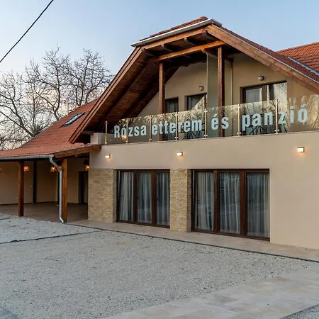 לינה וארוחת בוקר Rozsa Etterem & Panzio 3*